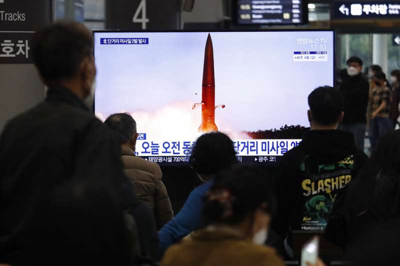 北韓25日上午再度發起軍事挑釁，在咸鏡南道咸州一帶向朝鮮半島東部海域發射2枚近程彈道飛彈。（美聯社）