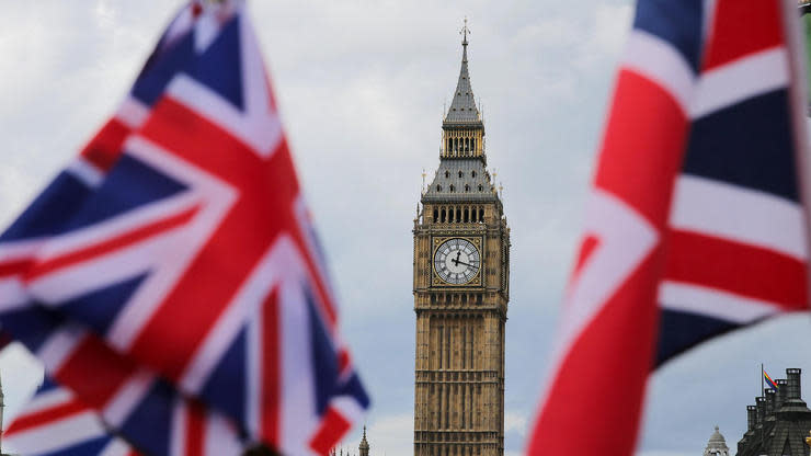 Premierministerin Theresa May hat einen wichtigen Etappensieg errungen: Mit großer Mehrheit stimmen die Abgeordneten in letzter Lesung für das Brexit-Gesetz. Und stellen nicht einmal Bedingungen.