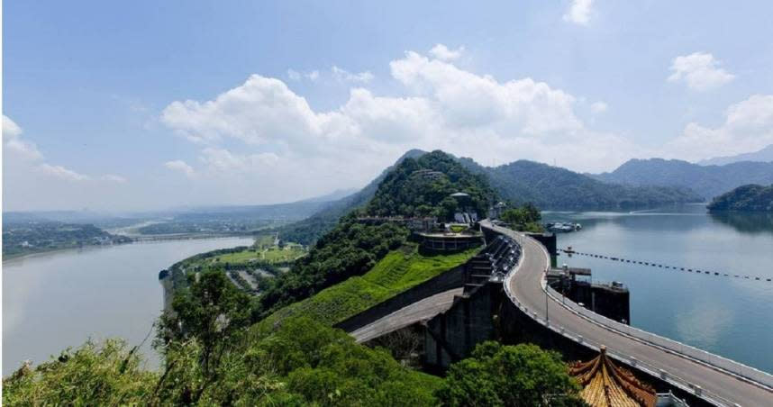 有桃園在地網友發文稱桃園「真的快要變成荒島了」，不過桃園觀旅局之前推出觀光旅遊振興計畫，圖為石門水庫。（圖／桃園觀旅局提供）