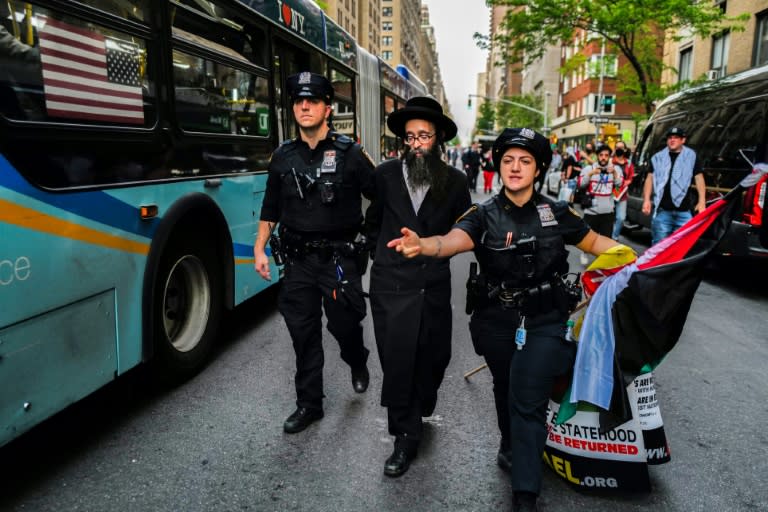 La policía arresta a un manifestante judío propalestino cerca de la Met Gala en Nueva York, el 6 de mayo de 2024 (Charly TRIBALLEAU)