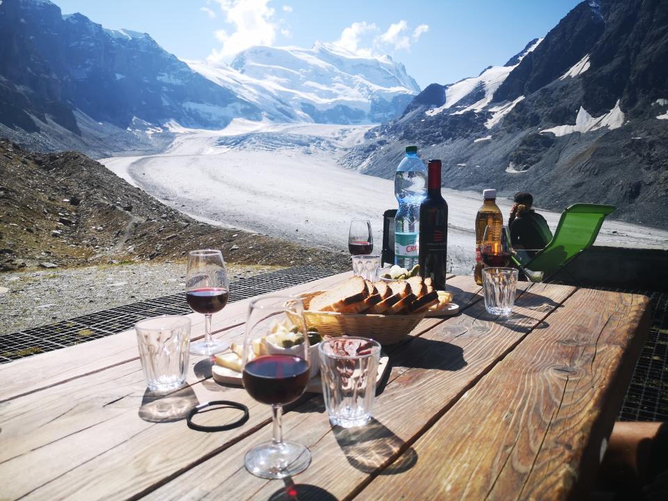 Lunch with a view of the glacier (Damien Gabet)