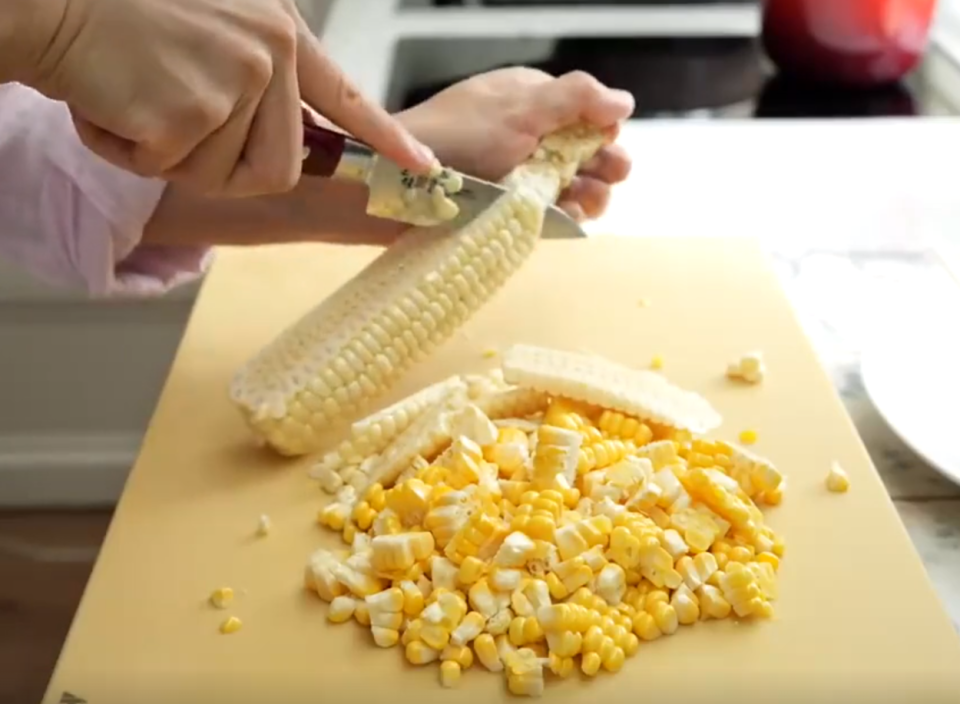 削玉米粒不要削到梗，以免口感變差。