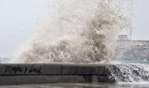 Unas olas rompen en La Habana el domingo 26 de agosto, a continuación del paso por Cuba de la tormenta tropical Isaac, que ahora se dirige a Florida, en el sureste de Estados Unidos. (AFP | Adalberto Roque)