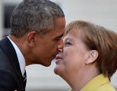 Bundeskanzlerin Angela Merkel empfängt US-Präsident Barack Obama am Palast in den Herrenhäuser Gärten in Hannover. Obama ist für zwei Tage in Deutschland zu Besuch. (Bild: Martin Meissner/AP)