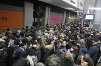 Los pasajeros esperan en un andén de la estación Gare du Nord RER durante una huelga de todos los sindicatos de la red de transporte de París (RATP) y de los trabajadores franceses de la SNCF en París, en el marco de una segunda jornada de huelga nacional y de protestas en Francia, el 10 de diciembre de 2019