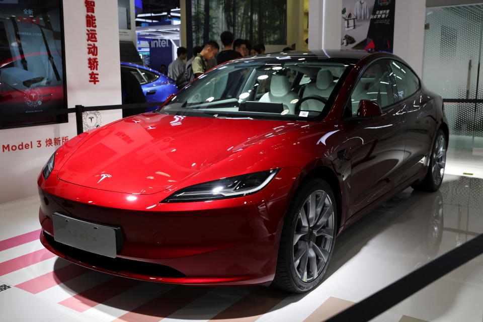 特斯拉新款 Model 3 轿车于 2023 年 9 月 2 日在中国北京举行的中国国际服务贸易交易会 (CIFTIS) 上展出。REUTERS/Florence Lo