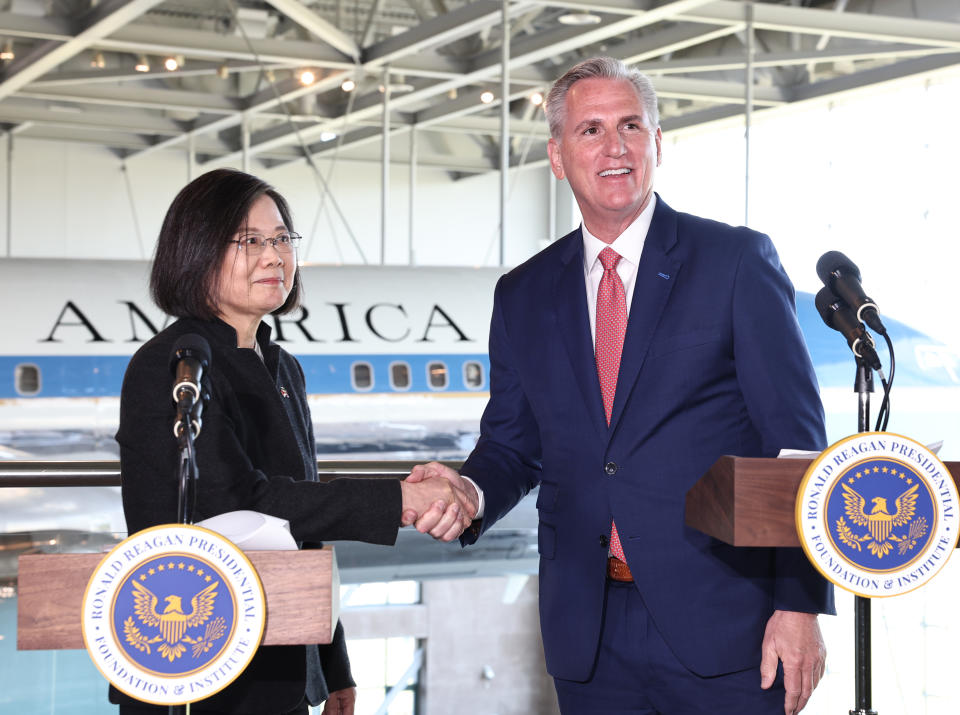 總統蔡英文（左）與美國眾議院議長麥卡錫（Kevin McCarthy）（右）於美西時間5日上午10時在雷根圖書館進行閉門會談後，出來發表共同聲明。（中央社）