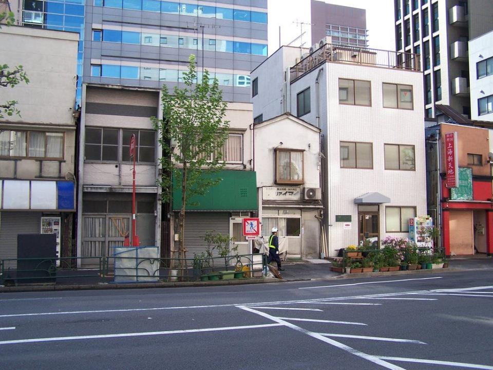 目前日本並無限外國人投資房地產，任何人有錢都可以買。