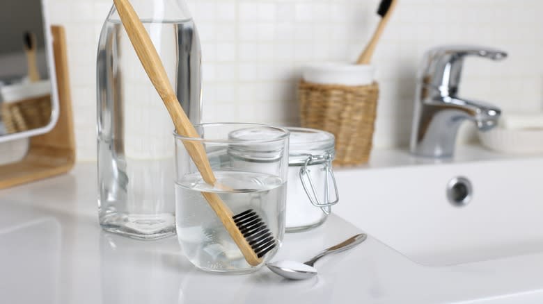 Water and vinegar cleaning solution