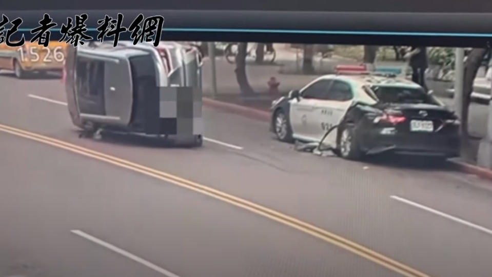 台北市內湖今（6/11）發生一起警車遭撞事故。翻攝記者爆料網