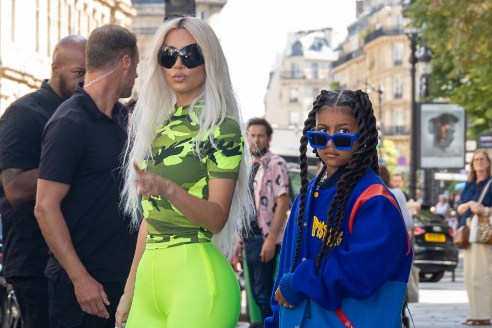 Kim Kardashian con su hija North West en la Semana de la Moda de París. (Photo by Marc Piasecki/WireImage)