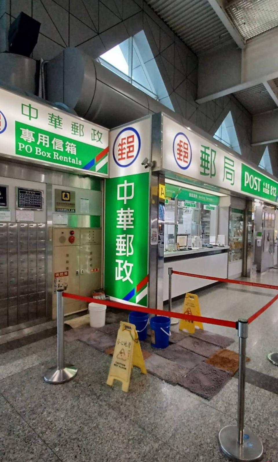 高雄小港國際機場內外多處漏水，國家門面如此掉漆，民眾也感概實在不妥。民眾提供