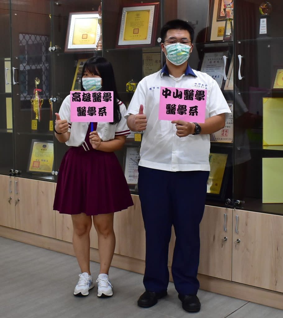 港明高中大學分科測驗放榜，再添二位醫學系新鮮人，分別是劉子甄(左)錄取高醫大、陳宥任錄取中山醫大。 (記者盧萍珊攝)