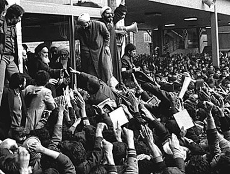 El ayatollah Khomeini recibe el saludo de sus seguidores en Irán, cuando regresa luego de quince años de exilio, en febrero de 1979