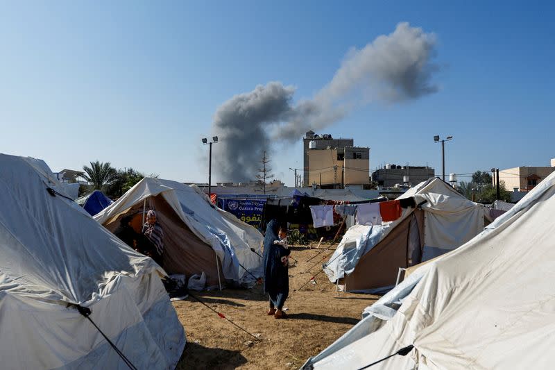 FOTO DE ARCHIVO. Humo procedente de ataques israelíes en las inmediaciones, visto desde un campamento de tiendas de campaña en el que se refugian palestinos desplazados, mientras continúa el conflicto entre Israel y el grupo islamista palestino Hamás, en Jan Yunis, en el sur de la Franja de Gaza