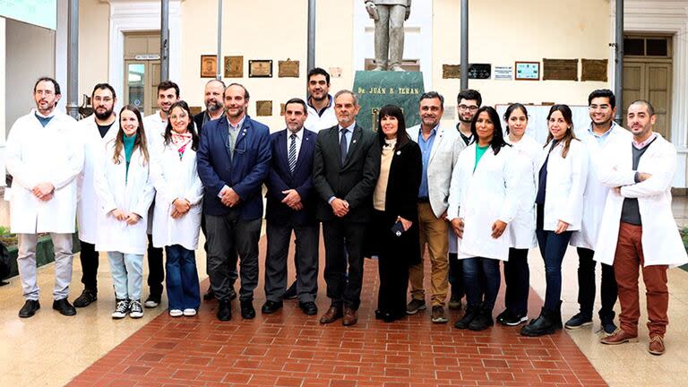 Autoridades del Conicet, de la UNT y del Ministerio de Salud de Tucumán, junto al personal del Immca en el rectorado universitario