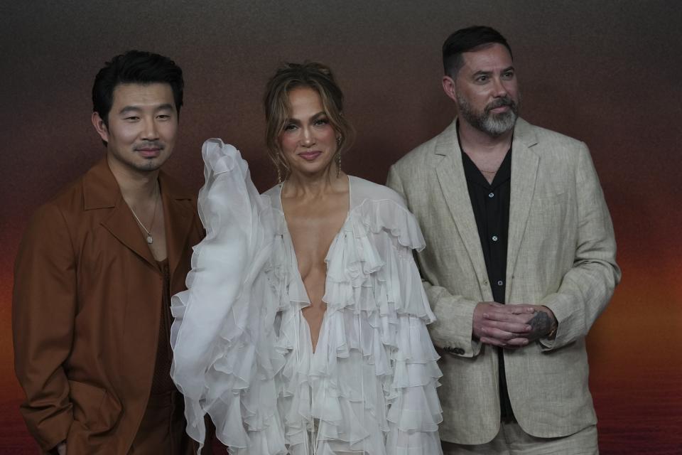 El actor Simu Liu, izquierda, la actriz Jennifer Lopez, centro, y el director Brad Peyton posan en un evento promocional de la película de Netflix ATLAS en la Ciudad de México el martes 21 de mayo de 2024. (Foto AP/Marco Ugarte)