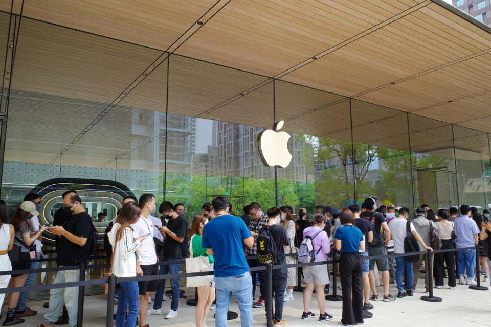 The scene of the Apple Xinyi A13 directly-operated store is crowded.Photo/Photo by reporter Yang Luoxuan