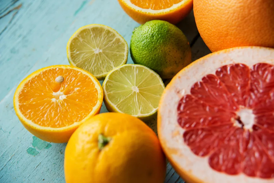 Las frutas como naranja, lim&#xf3;n  y toronja son rica en Vitamina C. (Getty Creative)