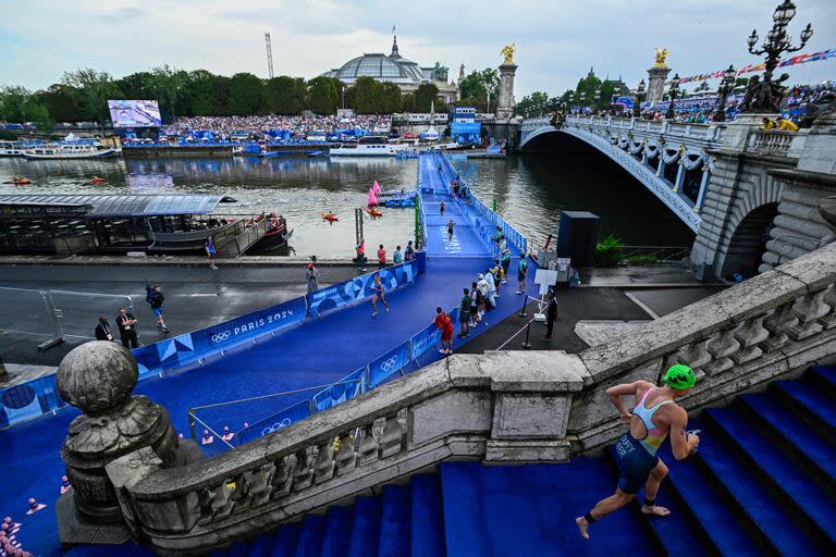 Flora Duffy, de Bermudas, a toda velocidad durante el triatlón individual femenino 