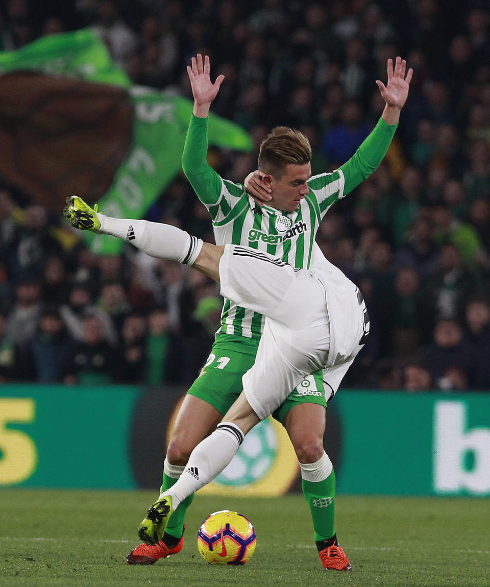 Real Madrid's Modric, front, and Betis' Lo Celso battle for the ball during La Liga soccer match between Betis and Real Madrid at the Villamarin stadium in Seville, Spain, Sunday, Jan. 13, 2019. (AP Photo/Miguel Morenatti)