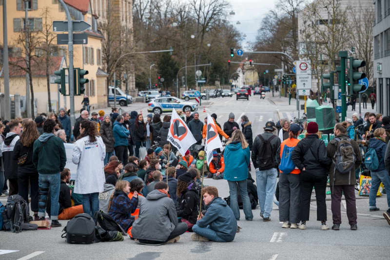 Demonstrators block the intersection of Kumpfmuhler Str. and Fritz-Fend-Strasse. The Last Generation protests against the climate policy of the traffic light government. Daniel Vogl/dpa