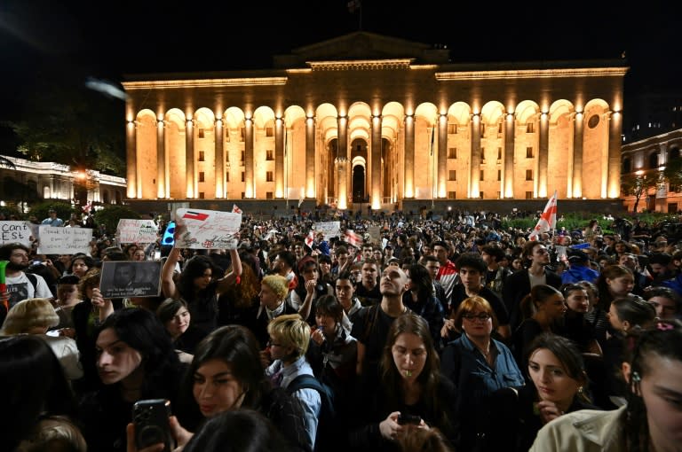 In der georgischen Hauptstadt Tiflis haben am Freitag hunderte junge Menschen an einer pro-europäischen Demonstration teilgenommen. Sie schwenkten Flaggen in den Farben der Europäischen Union; auf die Frage "Wohin gehen wir?" riefen sie "Nach Europa". (Vano SHLAMOV)
