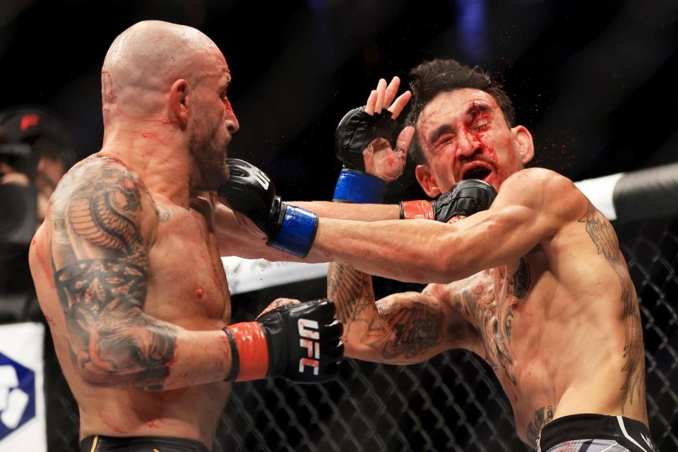 Volkanovski (left) has outpointed Max Holloway in all three of their fights, all of which have been for featherweight gold (Getty Images)