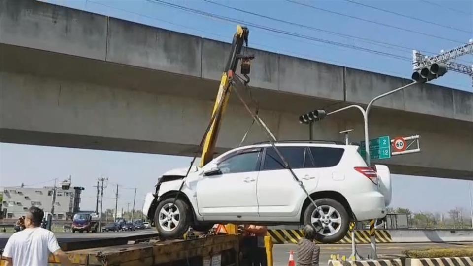 太保田尾路口車禍 休旅車翻進玉米田