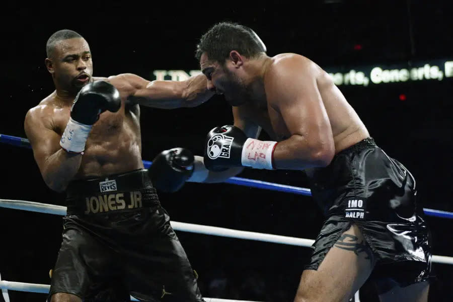 ROY JONES JR. (l.): Krönte sich in fünf Gewichtsklassen (Cruisergewicht, Mittelgewicht, Supermittelgewicht, Halbschwergewicht und Schwergewicht) zum Weltmeister. Galt lange als bester Pound-for-pound-Boxer, ehe eine unerwartete K.o.-Niederlage gegen Antonio Tarver seiner Karriere einen Knick verpasste. Danach nie wieder der Alte