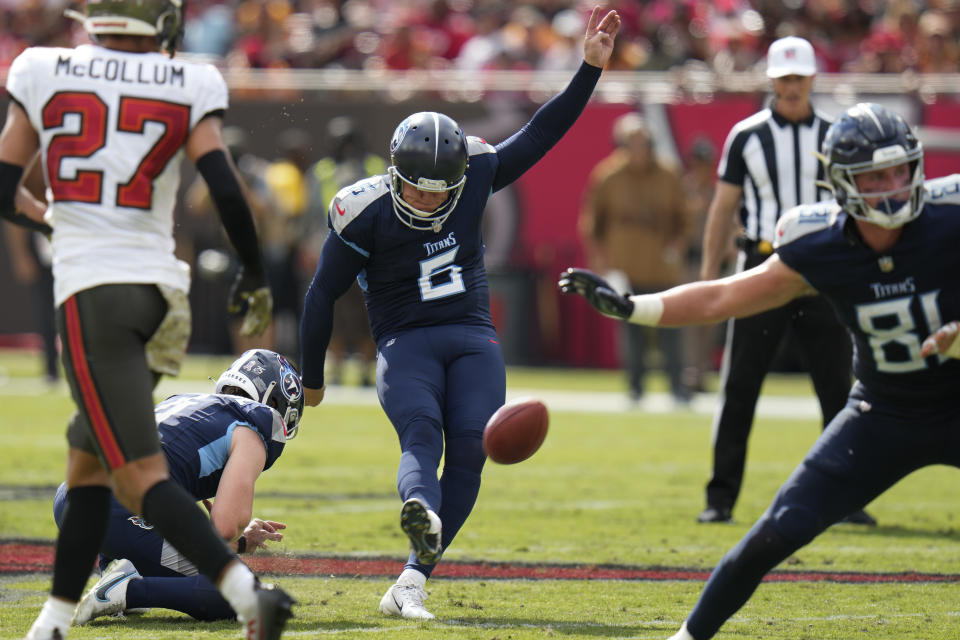 Tennessee Titans place-kicker Nick Folk, center, misses a 51-yard field goal attempt during the first half of an NFL football game against the Tampa Bay Buccaneers, Sunday, Nov. 12, 2023, in Tampa, Fla. (AP Photo/Chris O'Meara)