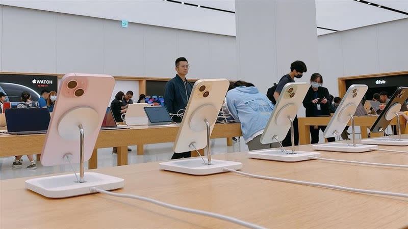 年前iPhone 15 系列價格下殺。（圖／資料照）