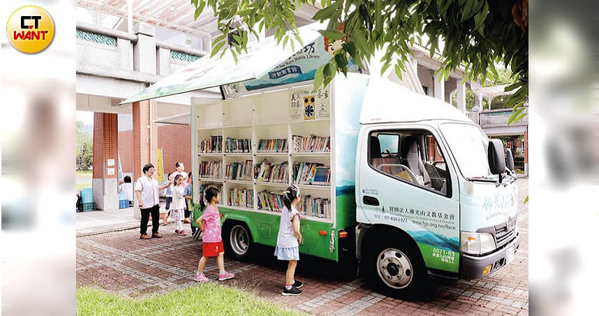 佛光山雲水書坊行動圖書館定期到文昌國小，陪伴孩童閱讀挹助資源。（圖∕王永泰攝）