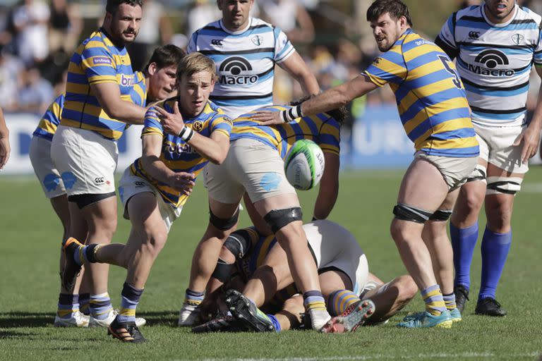 Lucas Fernández Miranda abre la pelota tras un ruck; el joven medio-scrum es otra de las causas de la vigencia de Hindú, nuevamente campeón de URBA.