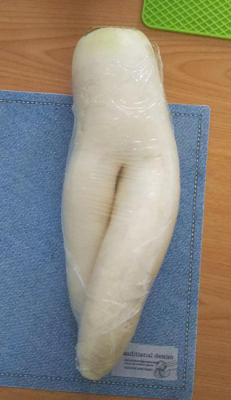 A strange-shaped daikon. (Image from Twitter/@kakashides)