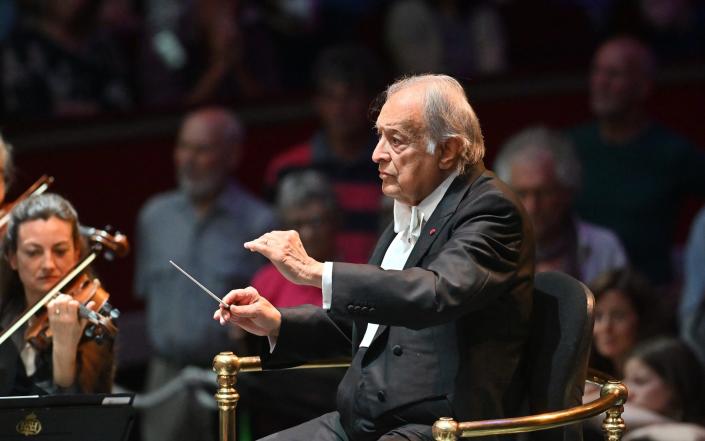 Zubin Mehta conducts the Australian World Orchestra at the 2022 Proms - Mark Allan