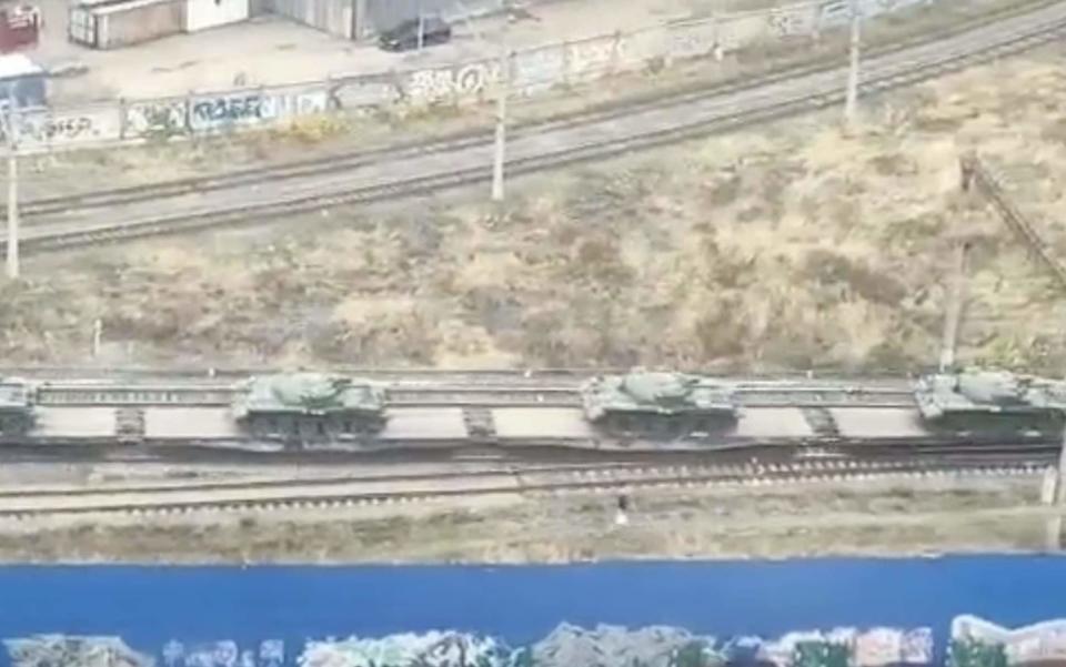 Russian T-54 tanks bound for Ukraine from Arsenyev