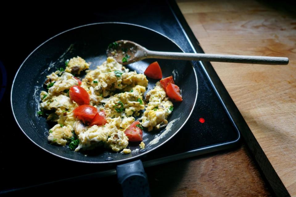 Passons maintenant aux œufs brouillés. Cassez les œufs dans un bol, ajoutez du sel et du poivre et battez-les avec une fourchette. Ensuite, faites chauffer une poêle à feu doux et déposez-y une noisette de beurre. Dès que le beurre fond, ajoutez les œufs et mélangez doucement. Retirez la poêle du feu une fois que les œufs deviennent épais, tout en restant un peu liquides pour éviter une texture caoutchouteuse.