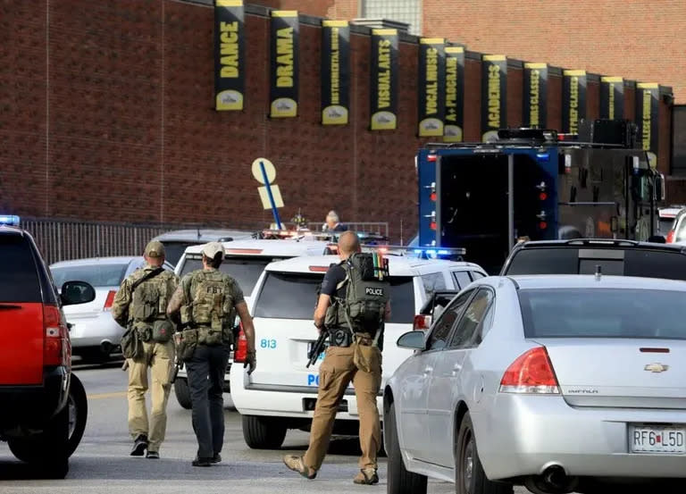 La Policía llega a la escena de un tiroteo en la escuela secundaria Artes Visuales y Escénicas en el sur de San Luis, Missouri