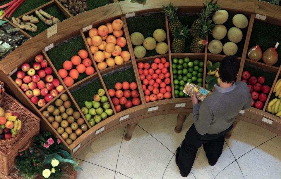 Inflation  A customer looks at fruit in a store in central London April 12, 2011. British interest rate futures rallied on Tuesday after a shock slowdown in inflation virtually wiped out expectations the Bank of England would raise rates in May and significantly dented the chance of an August hike too.   REUTERS/Stefan Wermuth (BRITAIN - Tags: BUSINESS)