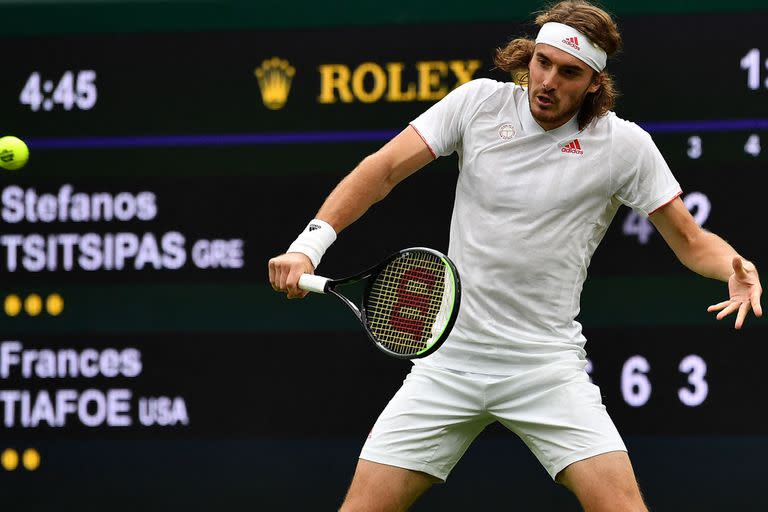 El griego Stefanos Tsitsipas, especialista en polvo de ladrillo, tuvo problemas para hacer pie en el césped de Wimbledon