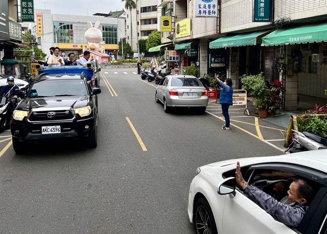 林明溱在南投市區車掃，鄉親紛紛比出2表示支持，甚至高喊「縣長，加油」。（楊靜茹攝）