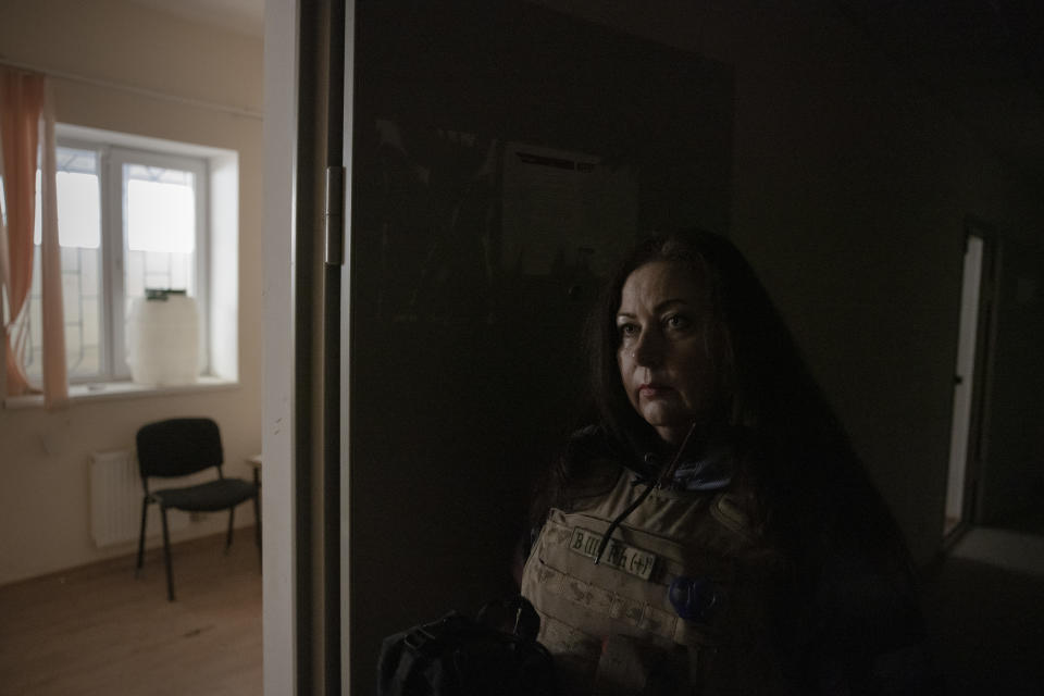 Natalia Havrilenko afuera de una habitación donde, dijo, los soldados rusos interrogaban a los prisioneros de Jersón, Ucrania, el 16 de febrero de 2023. (Ivor Prickett/The New York Times)