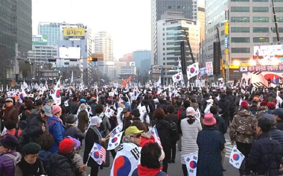 朴槿惠遭罷黜下台後，力挺她的民眾，聚集在南大門前示威，主張彈劾無效。