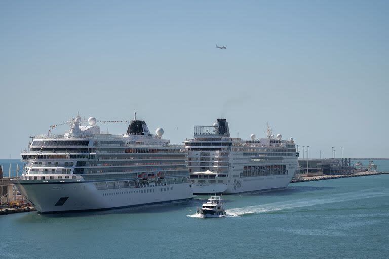 El buque MSC Armonía (d) retenido en el Puerto de Barcelona, el 3 de abril de 2024