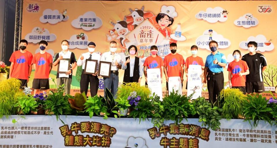 彰化縣長王惠美表揚紅龍果紅、白肉組得獎者，肯定農友的努力。（記者曾厚銘攝）