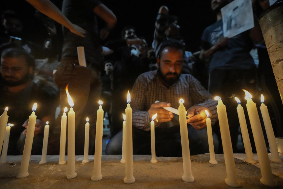 Musulmanes chiíes encienden velas en memoria del presidente iraní Ebrahim Raisi y otros líderes del país durante una vigilia en Srinagar, en la Cachemira controlada por la India, el lunes 20 de mayo de 2024. (AP Foto/Mukhtar Khan)