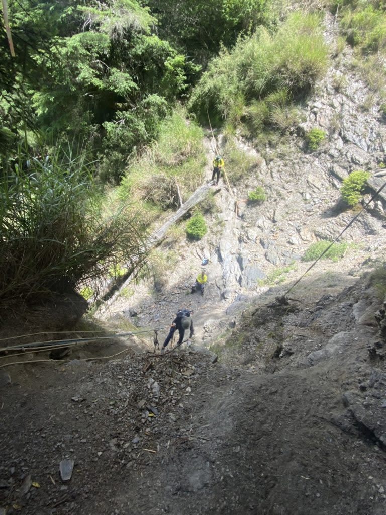 前進鈴鳴山遇上小斷崖。