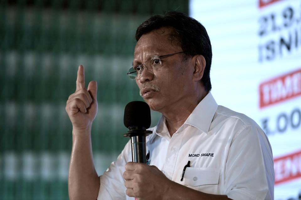 Datuk Seri Shafie Apdal appealed to Sabahans to perform their duty as voters in the state election on Saturday. ― Bernama pic
