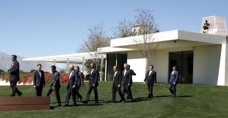 U.S. President Barack Obama and other leaders arrive for a group photo at the 10-nation Association of Southeast Asian Nations (ASEAN) summit at Sunnylands in Rancho Mirage, California, February 16, 2016. REUTERS/Kevin Lamarque